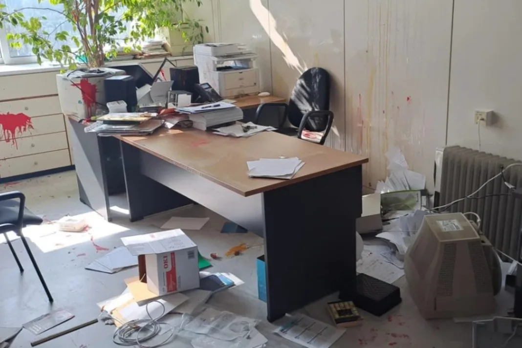 Επίθεση από κουκουλοφόρους στον πρόεδρο του τμήματος Μαθηματικών του ΕΚΠΑ – Απείλησαν ότι θα τον σκοτώσουν