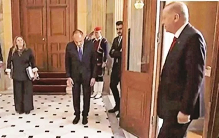 Ο υπουργός Εξωτερικών δικαιολογεί την Τουρκία!