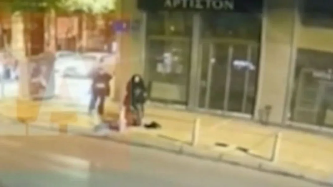 Εξάρχεια: Η στιγμή που o 37χρονος Σύριος επιτίθεται σε 22χρονη για να τη βιάσει – Φώναζε «σεξ – σεξ» (βίντεο)