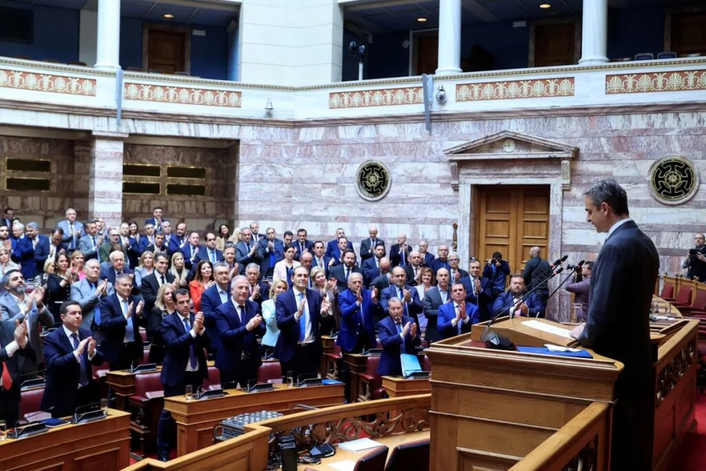Το μασάζ στους γαλάζιους βουλευτές συνεχίζεται