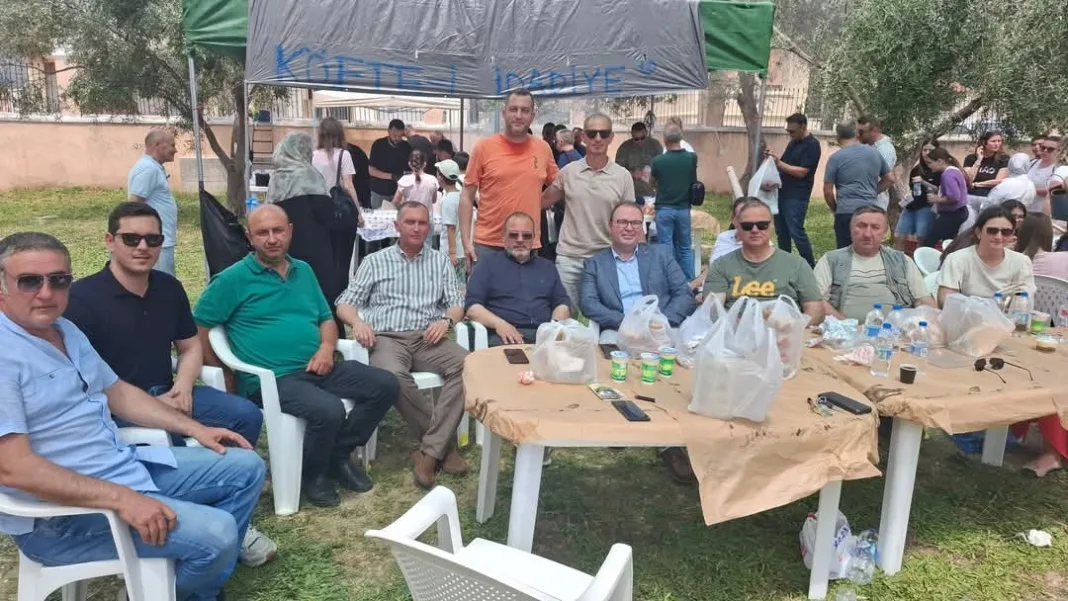Ο Δήμαρχος Κομοτηνής τρώει κεφτέδες με τον Τούρκο Πρόξενο