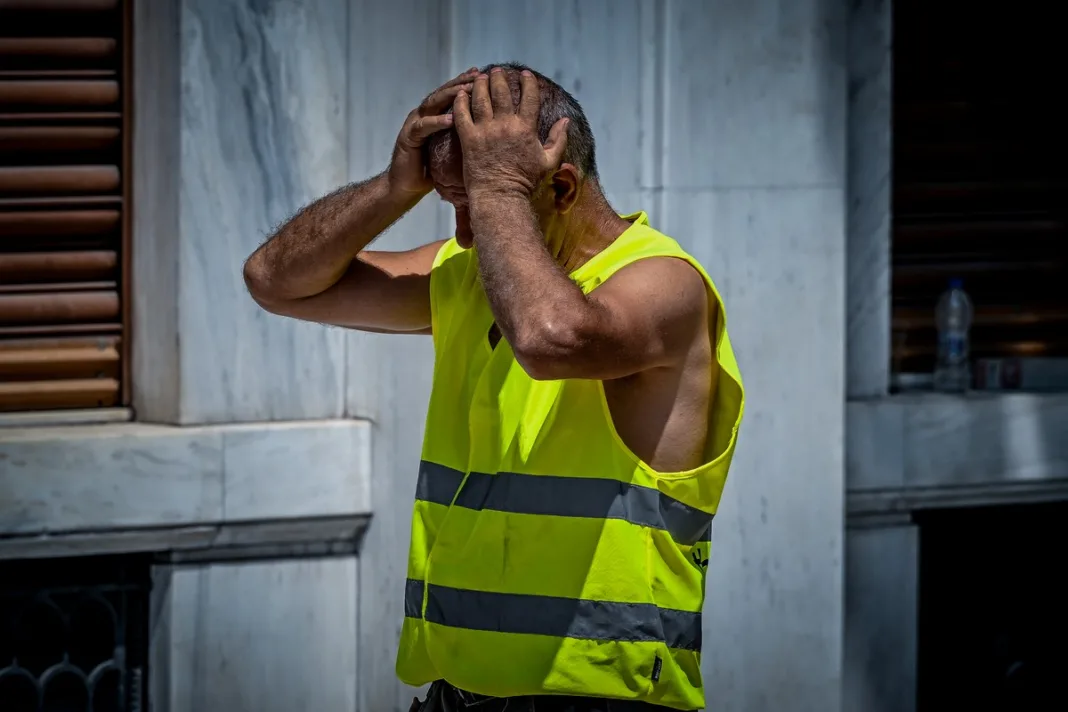 Handelsblatt: Η Ελλάδα νομιμοποιεί την εργασία 13 ωρών