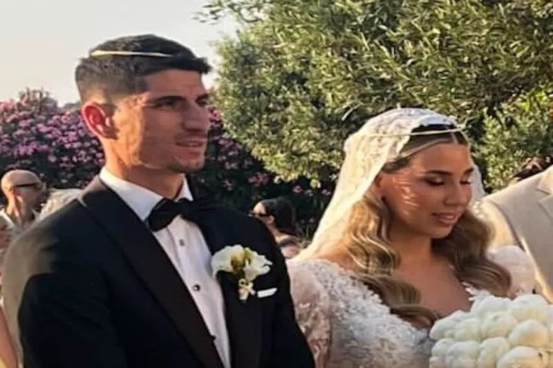 Στην πρώτη επέτειο από τον γάμο του ξαναπαντρεύτηκε την καλή του Χριστίνα ο Πέτρος Μάνταλος και μπήκε στη δεξίωση υπό τους ήχους του «Forza AEKάρα» (+video)