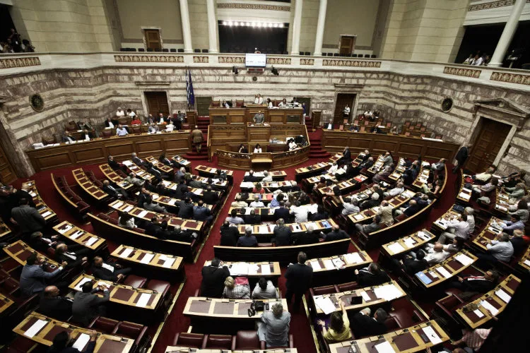 Εμφανίζονται θιγμένοι και κουνούν το δάχτυλο μετά τα έκτροπα στη Βουλή!