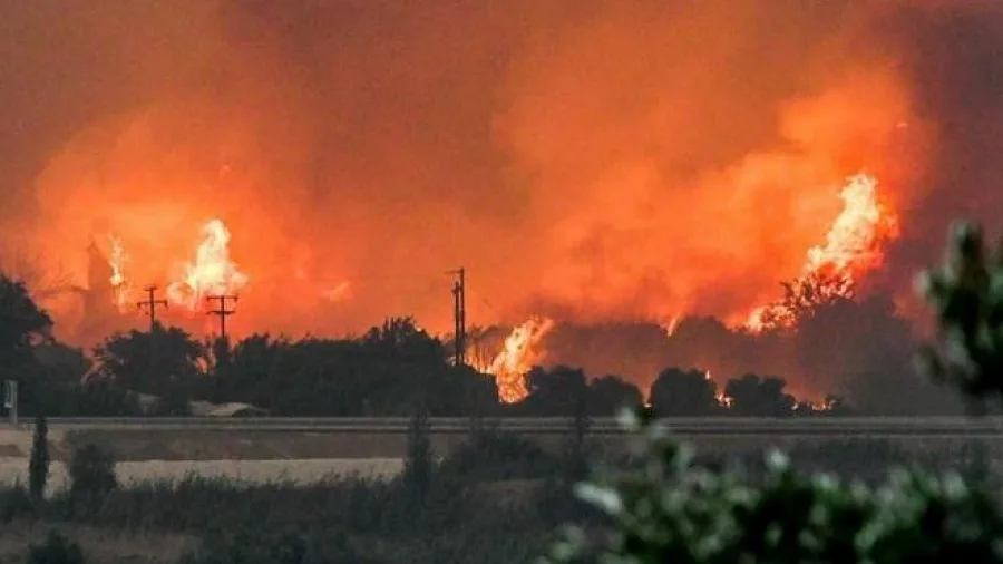 Επέλαση της φωτιάς στα προάστια της Πάτρας – Σε κάτασταση εκτάκτου ανάγκης Ζάκυνθος και Πρέβεζα