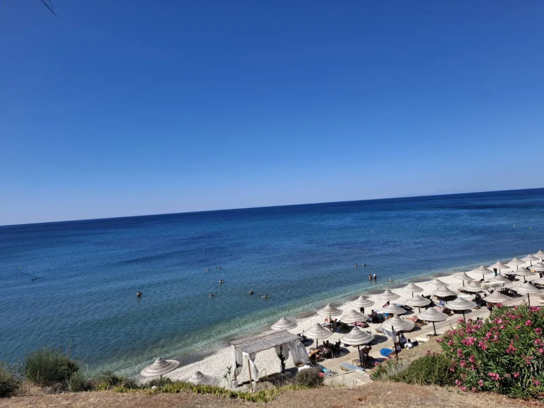 Καγκέλες και Μαρώνεια: Η Απόλυτη Συνάντηση Φύσης, Πολιτισμού και Καλοκαιρινής Ζωής