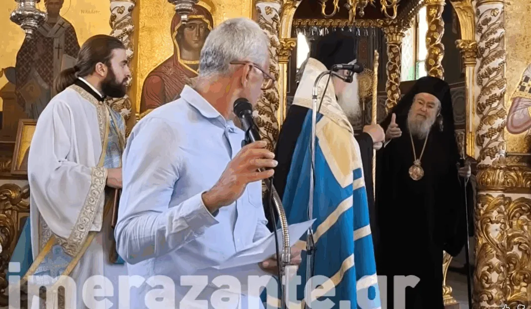«Με το πουκάμισο έξω ήρθες;» – Ο Μητροπολίτης Δωδώνης «μάλωσε» διευθυντή μέσα στην εκκλησία (VIDEO)