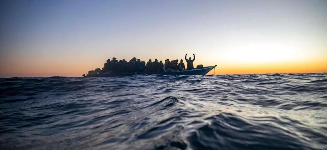 Τραγωδία νότια της Γαύδου – Τρεις νεκροί από ανατροπή λέμβου λαθρομεταναστών, περισυλλέχθησαν 56