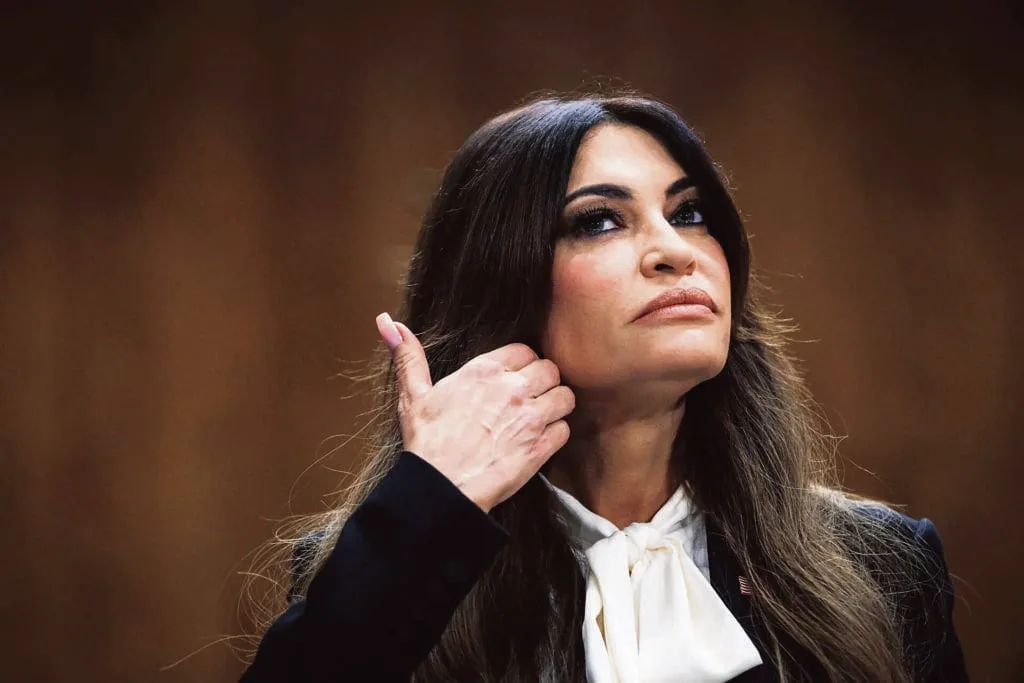 Δυναμική επανεμφάνιση – Η Kimberly Guilfoyle γέμισε την Πρεσβεία των ΗΠΑ με πίνακες για τους Ήρωες του 1821