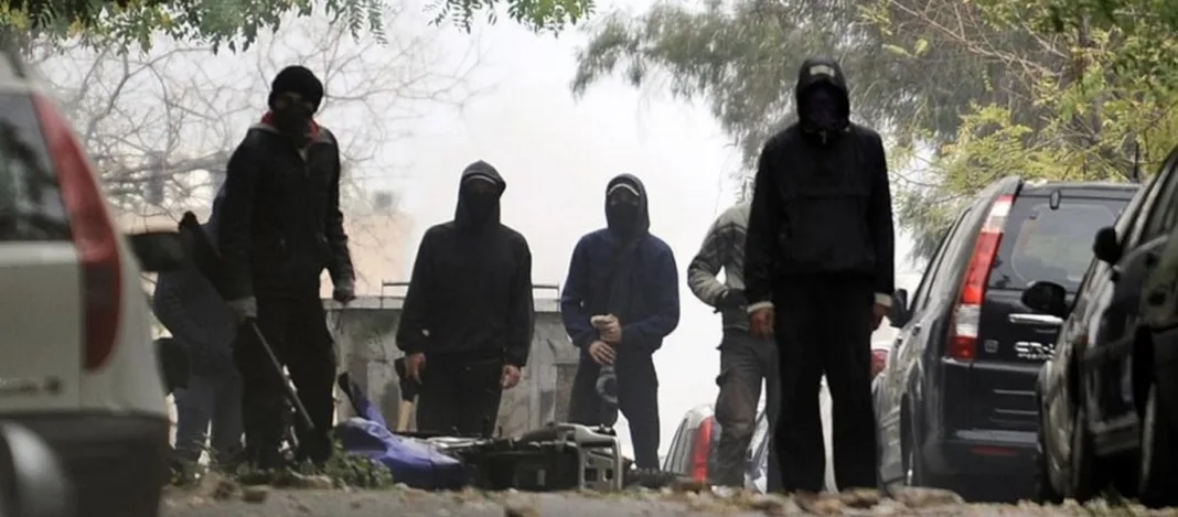 Επέλαση αναρχικών στο Κουκάκι: Έσπασαν τζαμαρίες και ATM