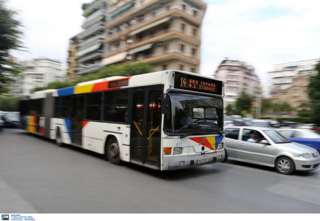 Αστικό παραβίασε σιδηροδρομική διάβαση στη Θεσσαλονίκη – Από θαύμα δεν υπήρξαν θύματα