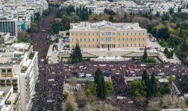 Τέμπη: Πάνω από 40.000 άτομα στο Σύνταγμα – 128 προσαγωγές και τρεις συλλήψεις, βρέθηκαν τσάντες με μολότοφ