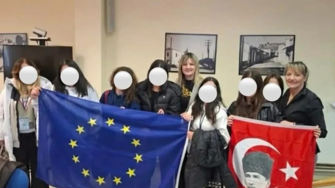 Ελασσόνα: Αντιδήμαρχος φωτογραφήθηκε με τη σημαία του Κεμάλ Ατατούρκ!