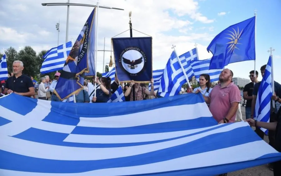 Κοσμοσυρροή στη Θεσσαλονίκη – Κράτησαν ψηλά τη σημαία του Έθνους και της οικογένειας – Οργή στους ΛΟΑΤΚΙ