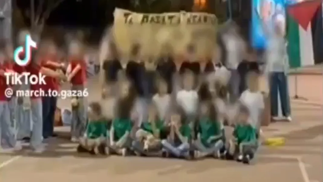 Δάσκαλοι έβαλαν παιδιά δημοτικού να φωνάζουν «Λευτεριά στην Παλαιστίνη» – Σκηνές προπαγάνδας σε σχολείο των Αμπελόκηπων