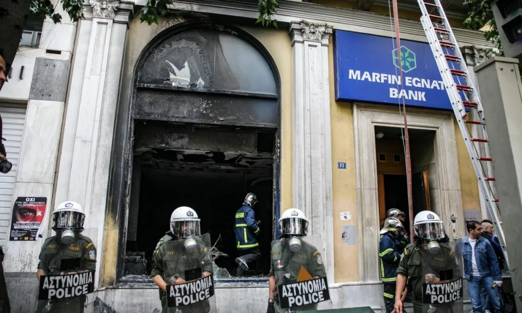 Marfin: Για ανθρωποκτονία από πρόθεση κατά συρροή κατηγορούνται οι δύο συλληφθέντες