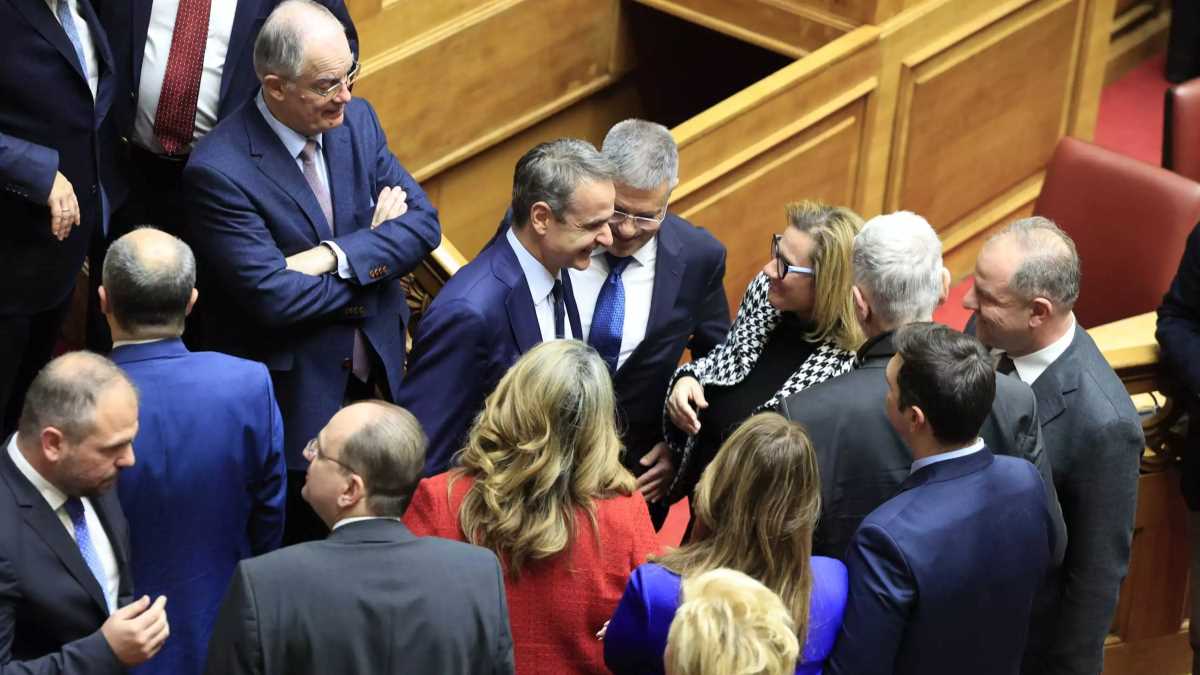 Από το «σεβόμαστε την Εκκλησία» στο «ή παππάς παππάς ή ζευγάς ζευγάς» ένα τσιγάρο δρόμος