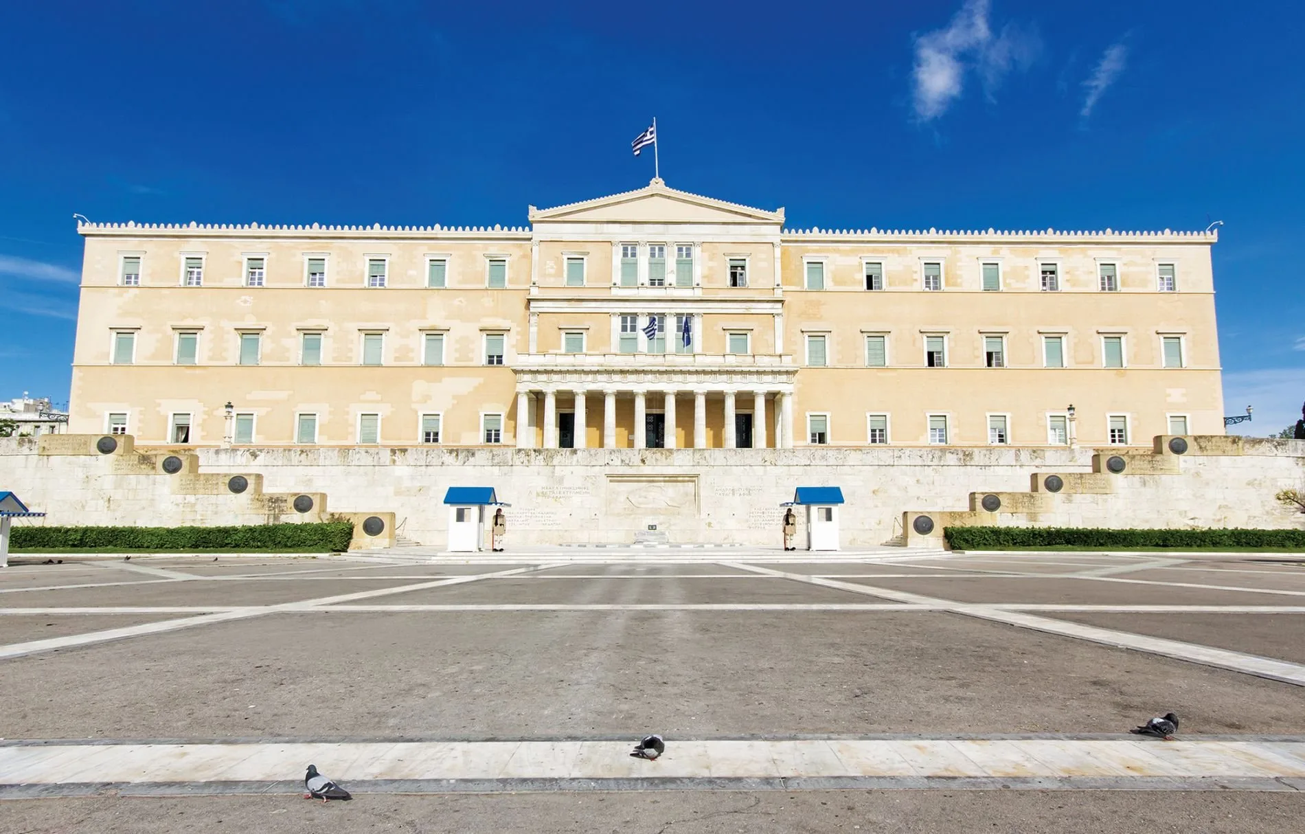 Καταρρέει η πολιτική;
