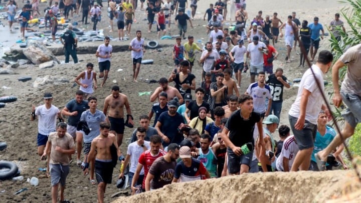 Η ισπανική δικαιοσύνη ερευνά τη μαζική εισροή μεταναστών στη Θέουτα